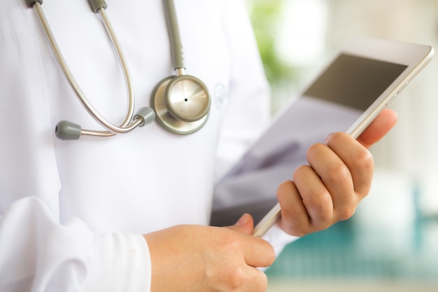 Free photo close-up of physician holding a tablet