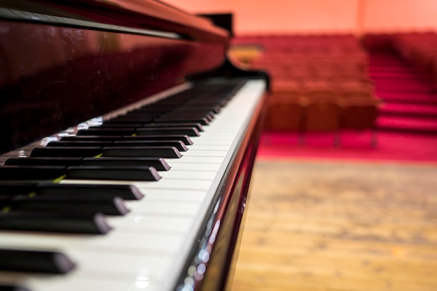 Free photo close-up piano in front of performance space