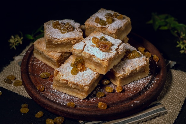 Free Photo close-up pie on chopping board