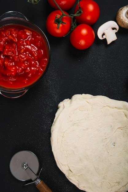 Free photo close-up pizza dough and ingredients