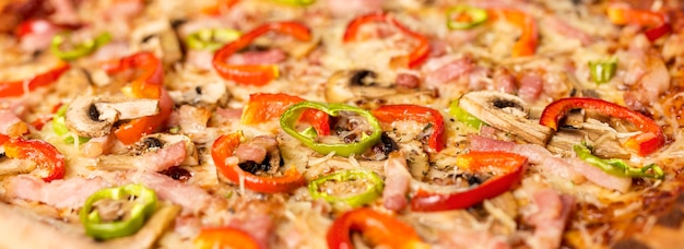 Free photo close-up pizza with red pepper and ingredients