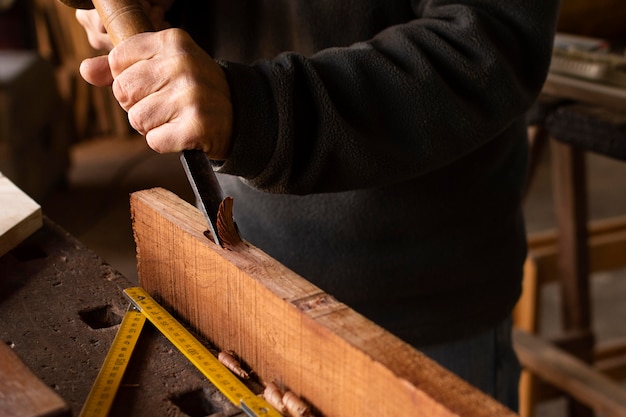 Free Photo close-up polishing wood