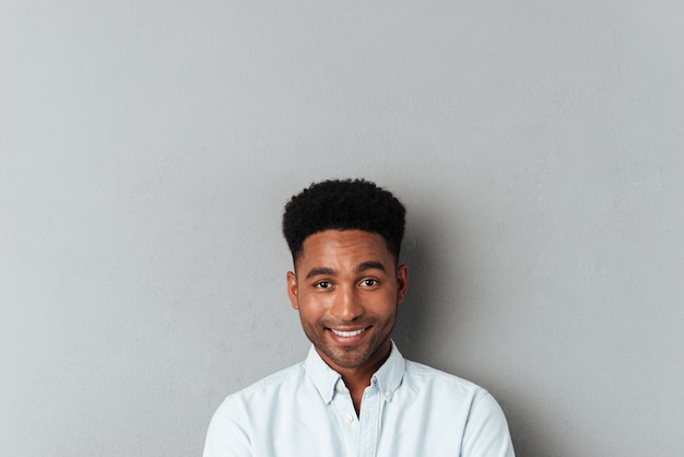 Free photo close up portrait of a african man looking at camera