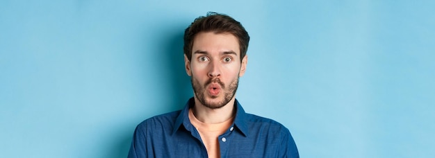 Free photo close up portrait of amazed and surprised man saying wow staring impressed at camera checking out co