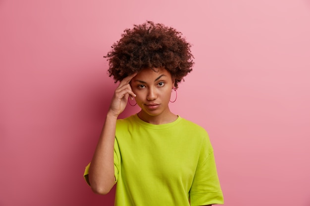 Free Photo close up portrait of an attractive young woman isolated