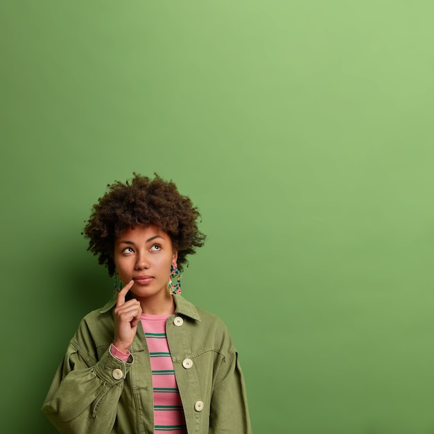 Free Photo close up portrait of an attractive young woman isolated