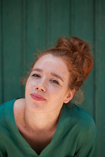 Free photo close-up portrait of beautiful redhead woman