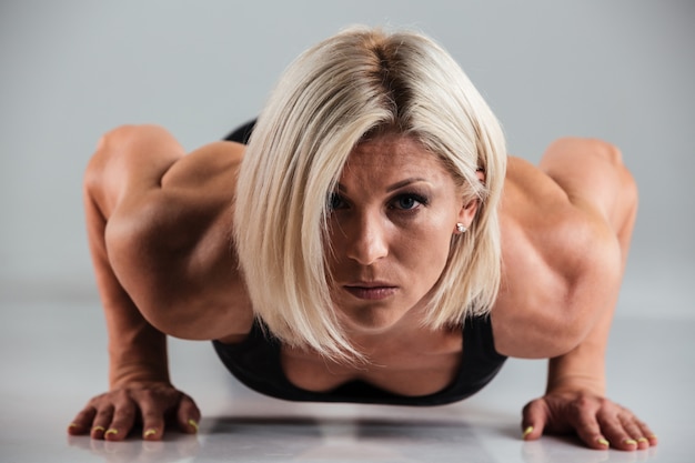 Free photo close up portrait of a confident muscular adult sportwoman