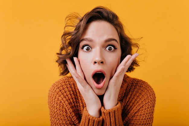 Free photo close-up portrait of frightened girl with big brown eyes