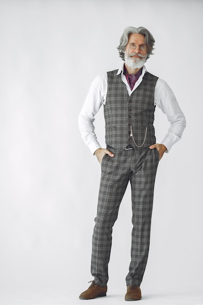 Free photo close up portrait of grinning old-fashioned man.  grandfather with a clock.