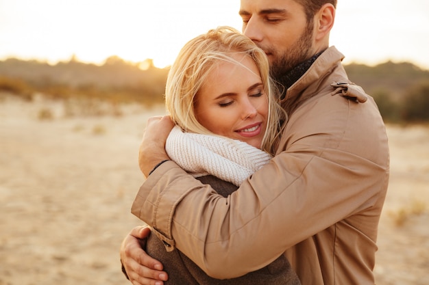 Free photo close up portrait of a handsome couple in love