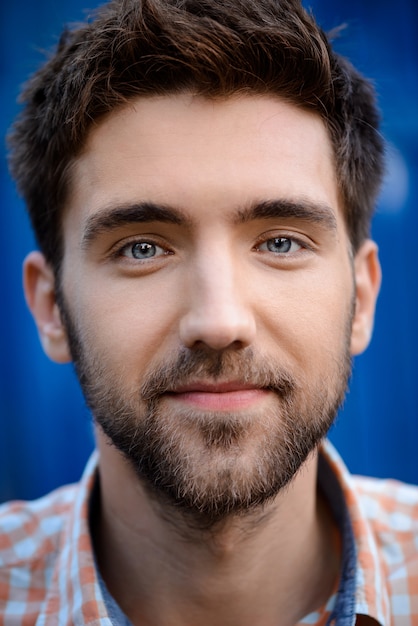 Free photo close up portrait of handsome man smiling