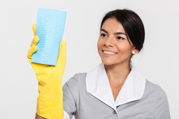 Free photo close up portrait of a happy joyful housekeeper