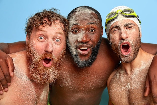 Free Photo close up portrait of overjoyed friends posing at the beach