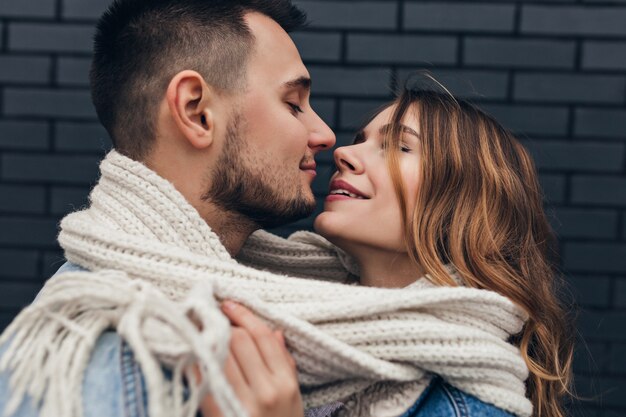 Free Photo close-up portrait of sensual girl looking into boyfriend's eyes. outdoor photo of romantic inspired lady posing during date with brunette guy.