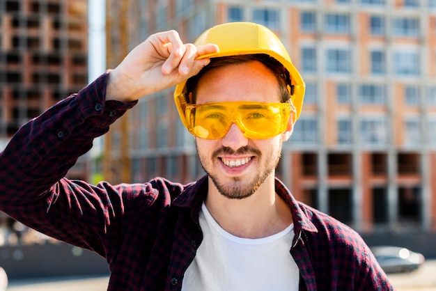 Free photo close-up portrait of smiling architect looking at camera