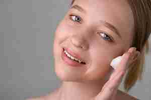 Free photo close up portrait of woman with hydrated skin