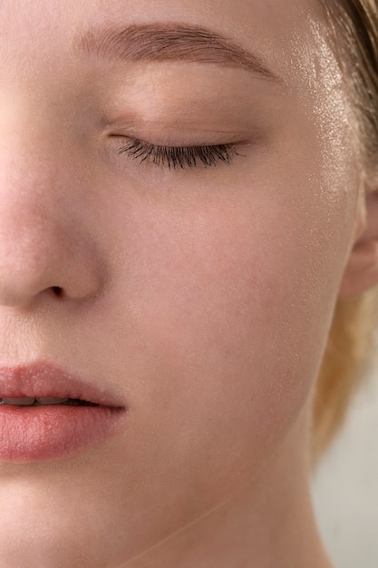 Free photo close up portrait of woman with hydrated skin