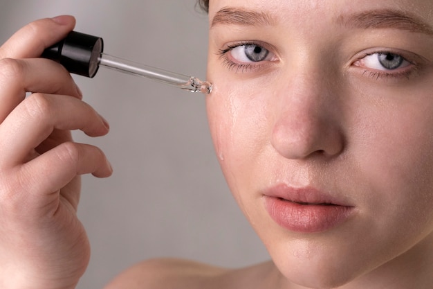 Free photo close up portrait of woman with hydrated skin