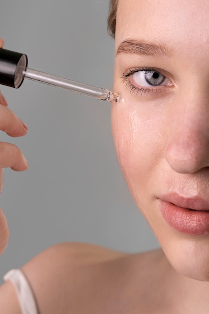 Free photo close up portrait of woman with hydrated skin