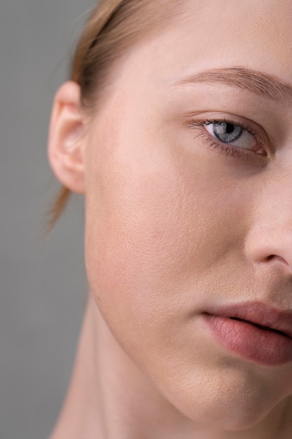 Free photo close up portrait of woman with hydrated skin