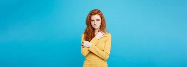 Free photo close up portrait young beautiful attractive redhair girl feeling nervous looking at camera blue pas