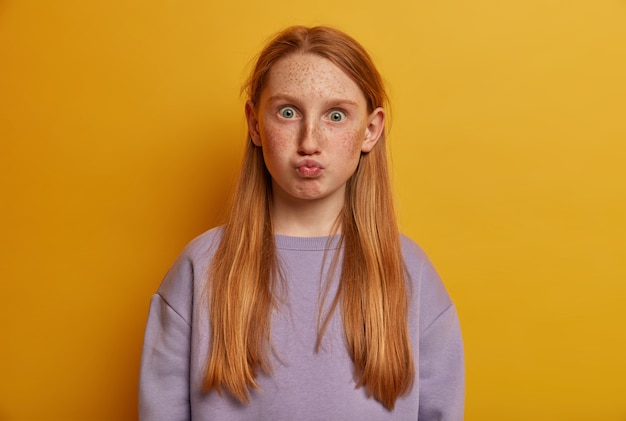 Free photo close up portrait of young beautiful girl isolated