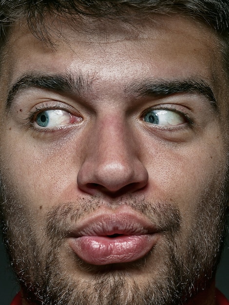 Free photo close up portrait of young and emotional caucasian man. highly detail photoshot of male model with well-kept skin and bright facial expression. concept of human emotions. looks playful.