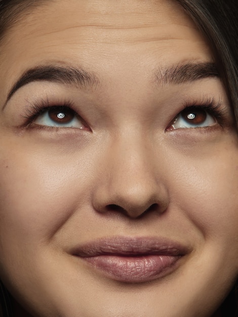 Free photo close up portrait of young and emotional chinese woman. highly detail photoshot of female model with well-kept skin and bright facial expression. concept of human emotions. looking up, smiling.