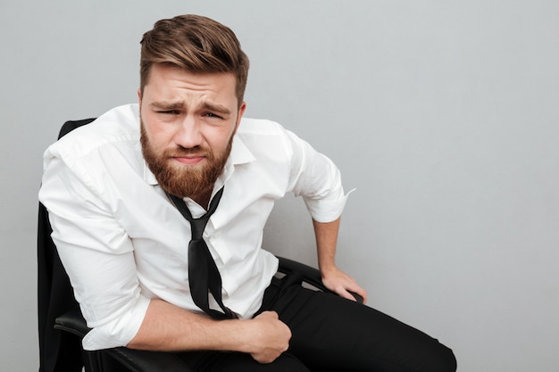 Free photo close up portrait of a young frowning man