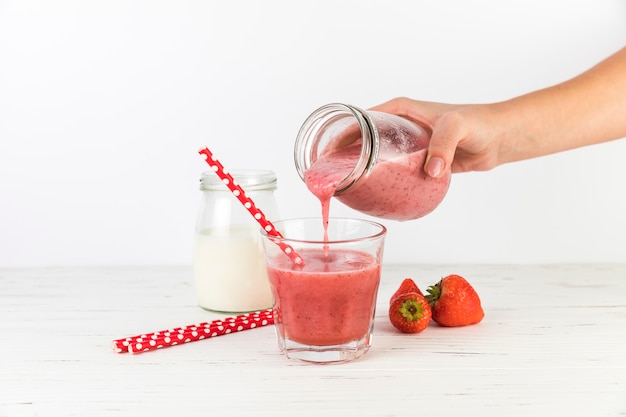 Free photo close up poured smoothie in a glass