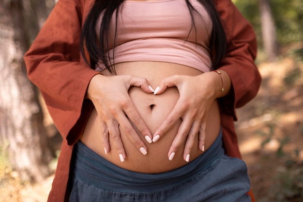 Free Photo close up pregnant woman outdoors