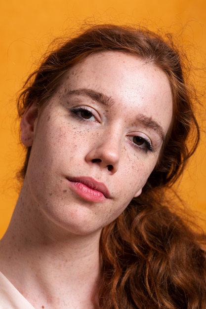 Free photo close-up pretty woman with freckles and brown eyes