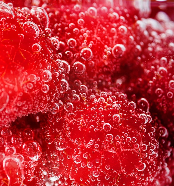 Free Photo close-up raspberries with water droplets