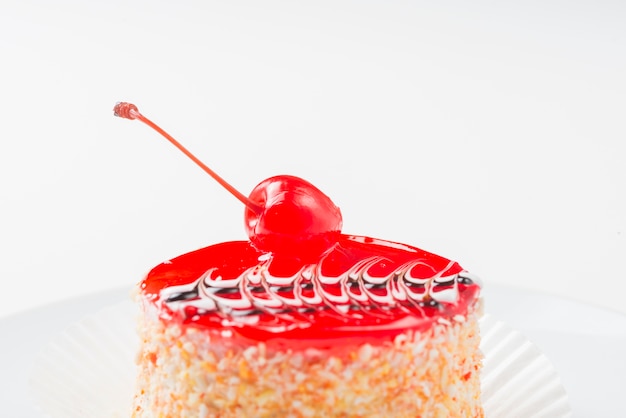 Free Photo close-up of red jelly cake isolated on white background