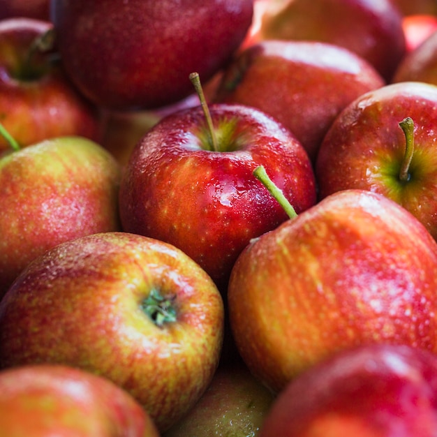 Free photo close-up of red ripe organic apples