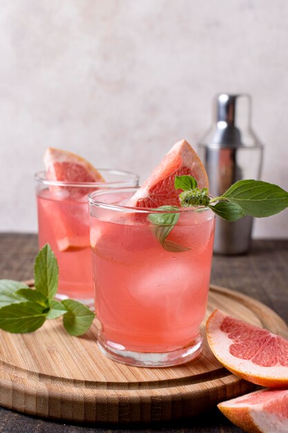 Free Photo close-up refreshing alcoholic drink with grapefruit