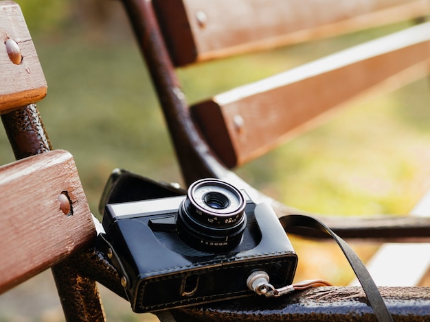 Free Photo close-up of a retro photo camera on a bench