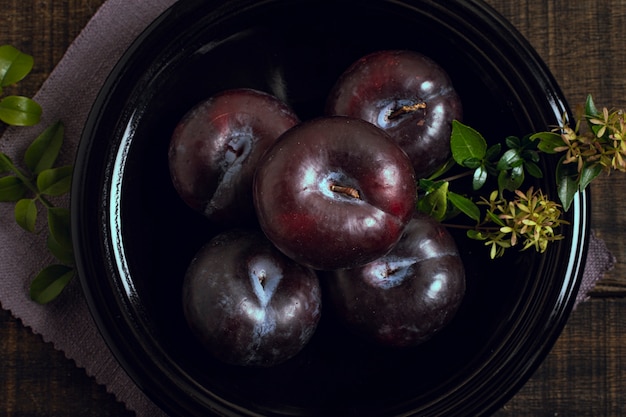 Free Photo close-up ripe plum fruit in a bowl