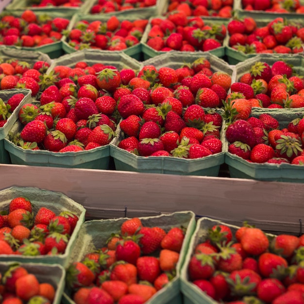 Free photo close-up of ripe strawberries in the display case