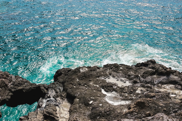 Free photo close-up rocky coast with crystalline water