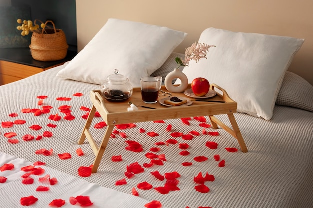 Free photo close up on romantic breakfast in bed arrangement