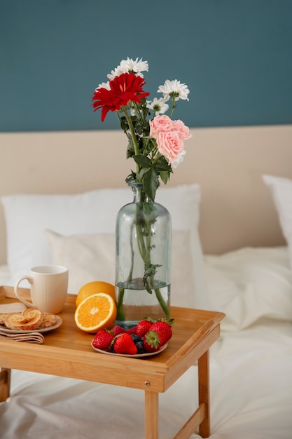 Free photo close up on romantic breakfast bed arrangement