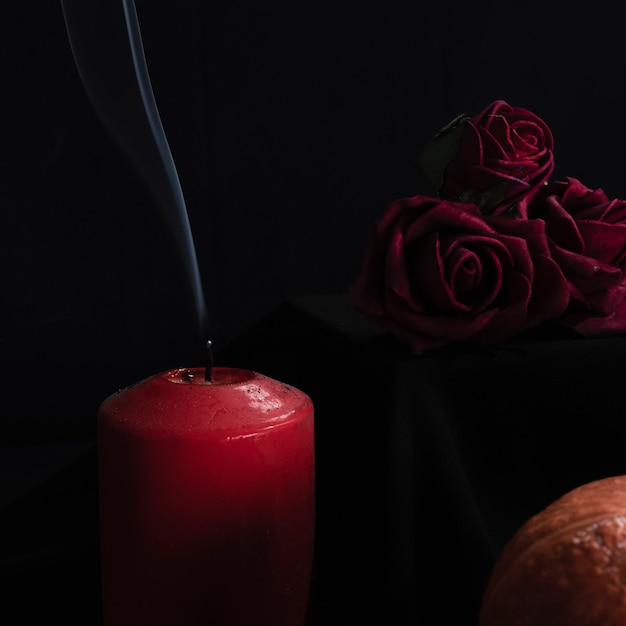 Free Photo close-up of roses and candles