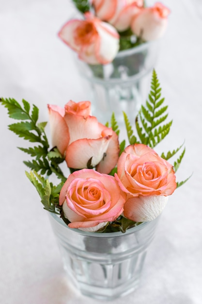 Free photo close-up roses inside of a glass