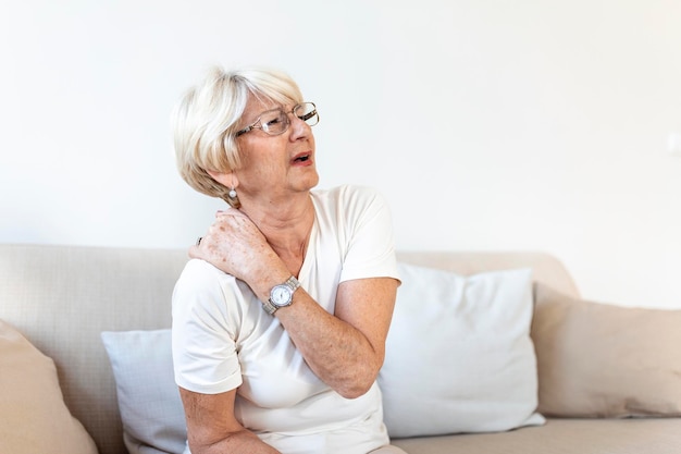 Free photo close up of sad senior lady with neckache senior woman with chronic pain syndrome fibromyalgia suffering from acute neckaches senior woman suffering from neck pain