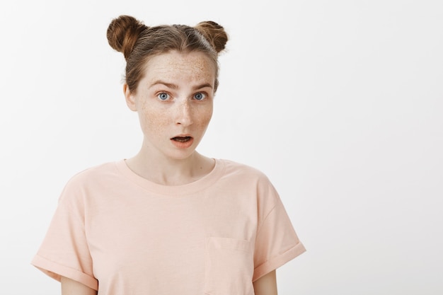 Free photo close-up of shocked and startled teenage girl posing against the white wall