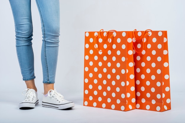 Free photo close-up shopping bags mock-up near woman legs