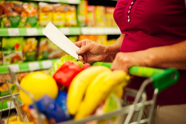 Free photo close-up of shopping list