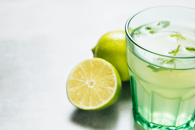 Free photo close up shot of lemonade glass on plain background